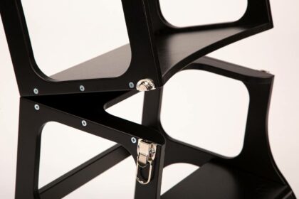 Koka kāpslītis – galdiņš, melns ar sudraba krāsas klipšiem